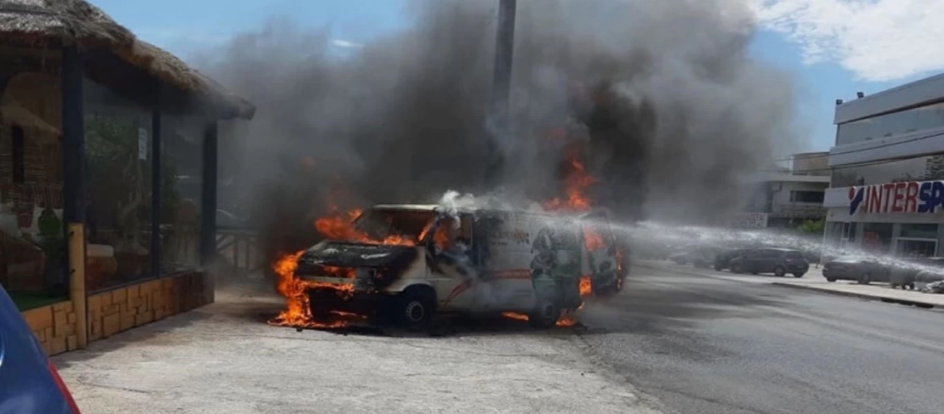 Βάρη: Αυτοκίνητο παραδόθηκε στις φλόγες - Δείτε τις φωτογραφίες